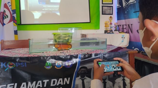 Keren! Siswa SMP di Kota Cimahi Ciptakan Robot Pendeteksi Penyumbatan Gorong-gorong