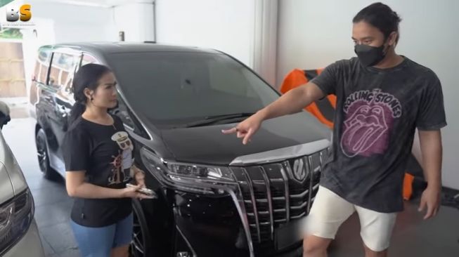 Billy Syahputra menawarkan mobil Toyota Alphard-nya ke Iis Dahlia. [YouTube Billy Syahputra]