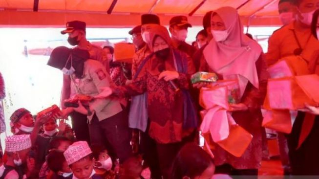 Kunjungi Korban Banjir Rob di Desa Batu Belubang Babel, Mensos Bagikan 500 Paket Sembako