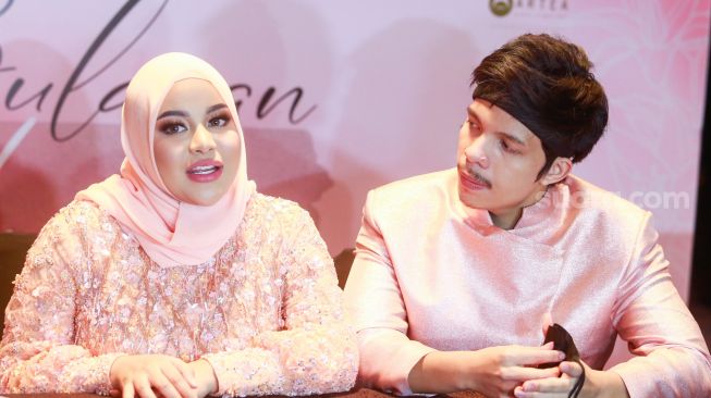 Aurel Hermansyah dan Atta Halilintar saat konferensi pers tentang kehamilan tujuh bulan Aurel di Pondok Indah, Jakarta Selatan, Sabtu (18 Desember 2021). [Suara.com/Alfian Winanto]
