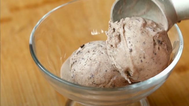 Cocok untuk Disantap Bareng Anak, Ini Resep Es Krim Oreo Ala Chef Devina Hermawan