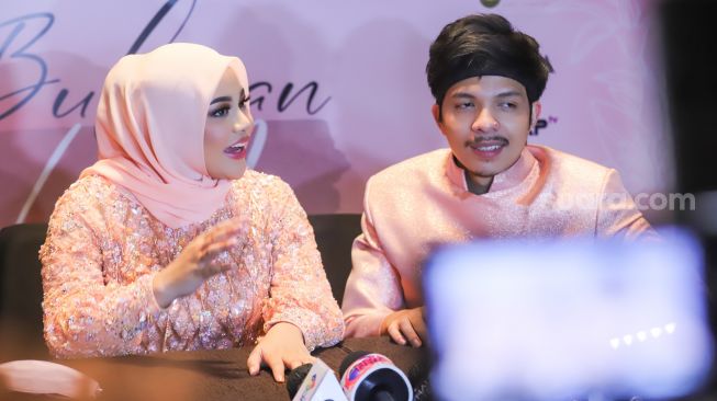 Aurel Hermansyah and Atta Halilintar during a press conference related to Aurel's seven-month pregnancy event at Pondok Indah, South Jakarta, Saturday (18/12/2021). [Suara.com/Alfian Winanto]