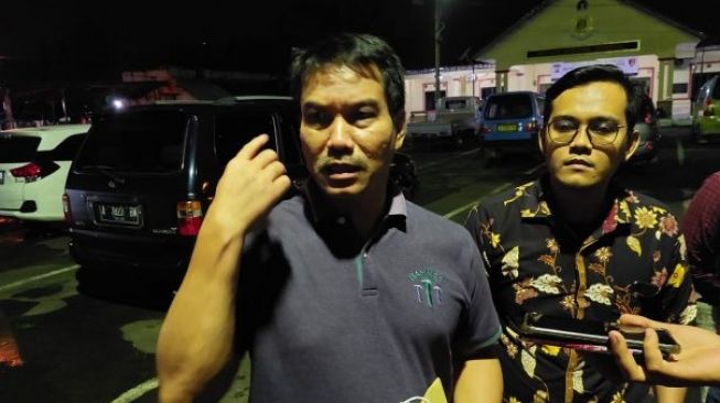 Zainal Abidin Mahmud, korban penipuan dan penggelapan saat diwawancarai wartawan di Polres Kota Serang [Bantennews.co.id]