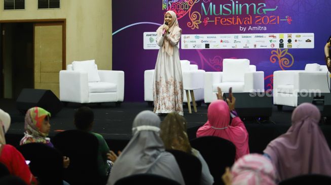 Aktris Risty Tagor menyanyi saat menjadi bintang tamu di acara Muslima Festival 2021 di Smesco Indonesia, Jakarta Selatan, Sabtu (18/12/2021). [Suara.com/Alfian Winanto]