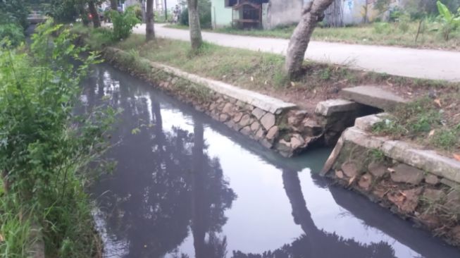 Air got di kawasan Pasir Jaya, Cikupa, Kabupaten Tangerang berwarna ungu [Jehan/Suarabanten.id]