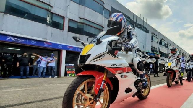 Sesi test ride Yamaha R15 Connected di Sirkuit Sentul Jawa Barat (ANTARA/Chairul Rohman)