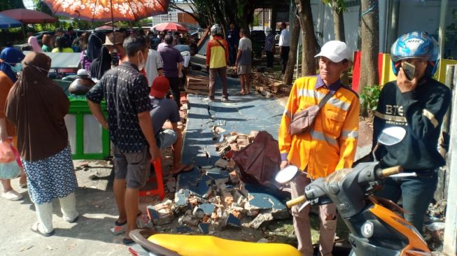 Dinding Pembatas Puskesmas Merdeka Palembang Ambruk, Dua Pedagang Jadi Korban