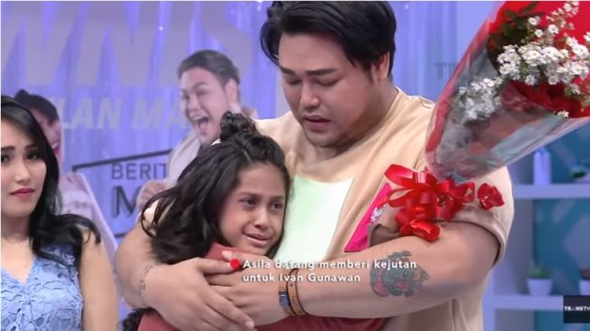 Momen Ivan Gunawan momong anak artis [YouTube/TRANS TV Official]