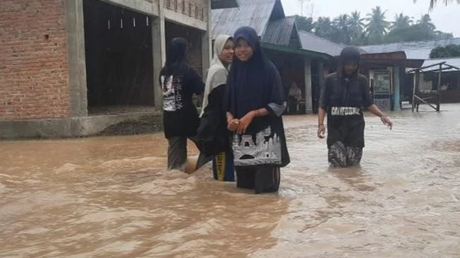 Banjir Rendam Ratusan Rumah di Padang Pariaman