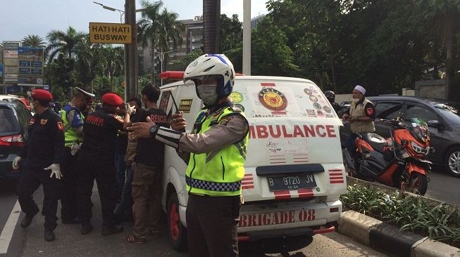 Polisi mengevakuasi pengendara motor tewas tertimpa pohon di Jalan Metro Pondok Indah, Jakarta Selatan, Sabtu (18/12/2021). [Twitter@TMCPoldaMetro]