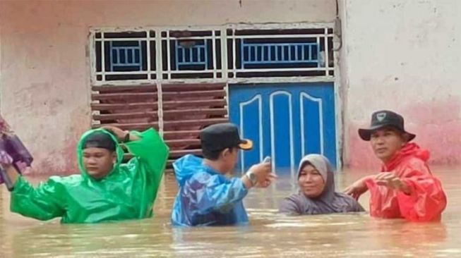 Korban Banjir Pesisir Selatan Butuh Makanan hingga Air Bersih