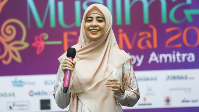 Aktris Risty Tagor saat menjadi bintang tamu di acara Muslima Festival 2021 di Smesco Indonesia, Jakarta Selatan, Sabtu (18/12/2021). [Suara.com/Alfian Winanto]