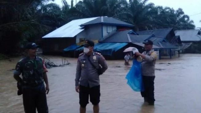 3 Rumah Warga Pasaman Barat Hanyut Diseret Banjir, Puluhan Terendam