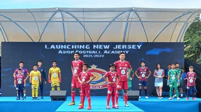 Luncurkan Jersey Baru, Bima Sakti Apresiasi ASIOP Soal Pembinaan Pemain