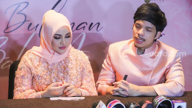 Pasangan Aurel Hermansyah dan Atta Halilintar saat menggelar jumpa pers terkait acara tujuh bulanan kehamilan Aurel di Pondok Indah, Jakarta Selatan, Sabtu (18/12/2021). [Suara.com/Alfian Winanto]