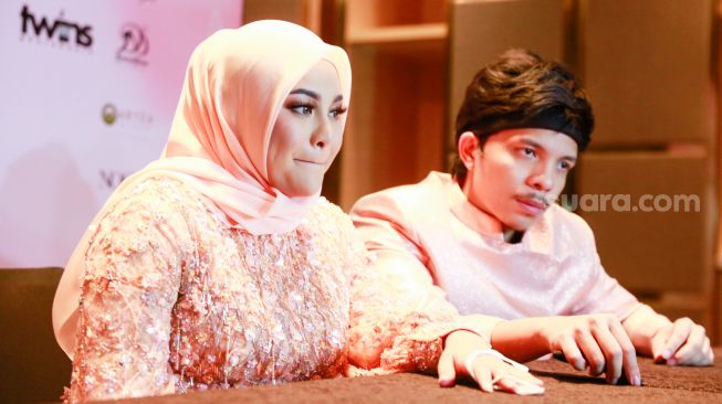 Pasangan Aurel Hermansyah dan Atta Halilintar saat menggelar jumpa pers terkait acara tujuh bulanan kehamilan Aurel di Pondok Indah, Jakarta Selatan, Sabtu (18/12/2021). [Suara.com/Alfian Winanto]