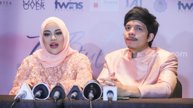 Pasangan Aurel Hermansyah dan Atta Halilintar saat menggelar jumpa pers terkait acara tujuh bulanan kehamilan Aurel di Pondok Indah, Jakarta Selatan, Sabtu (18/12/2021). [Suara.com/Alfian Winanto]