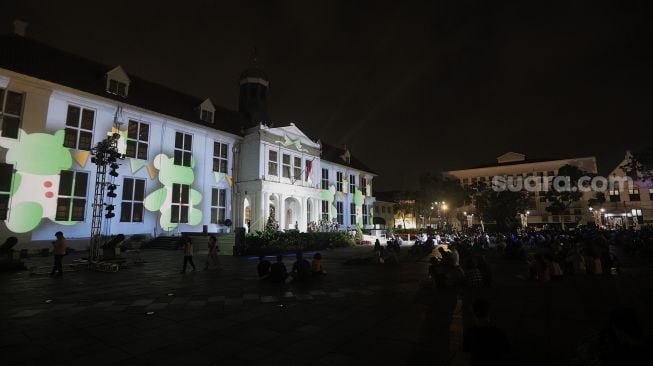 Video mapping bernuansa Natal ditampilkan saat acara 'Christmas in Jakarta' di Museum Fatahillah, Kota Tua, Jakarta, Minggu (19/12/2021). [Suara.com/Angga Budhiyanto]