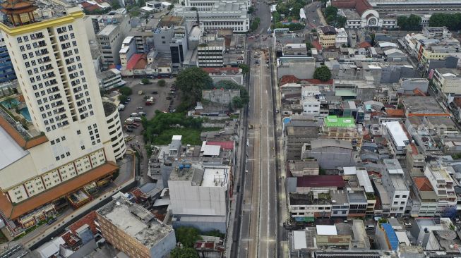 Foto udara pembangunan proyek MRT Fase 2 segmen CP203 Glodok - Kota di Kawasan Glodok, Jakarta, Minggu (19/12/2021). [Suara.com/Angga Budhiyanto]