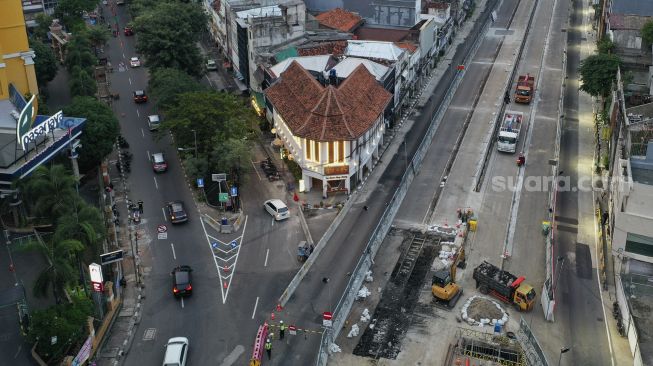 Foto udara pembangunan proyek MRT Fase 2 segmen CP203 Glodok - Kota di Kawasan Glodok, Jakarta, Minggu (19/12/2021). [Suara.com/Angga Budhiyanto]