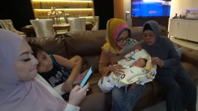 Baby Adzam Adriansyah Sutisna pulang. (Youtube/SuleFamily)