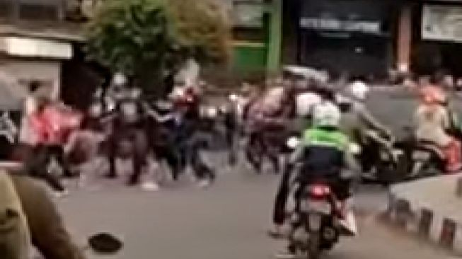 Viral, Sekelompok Pemuda Ricuh di Bundaran Leuwigajah Cimahi