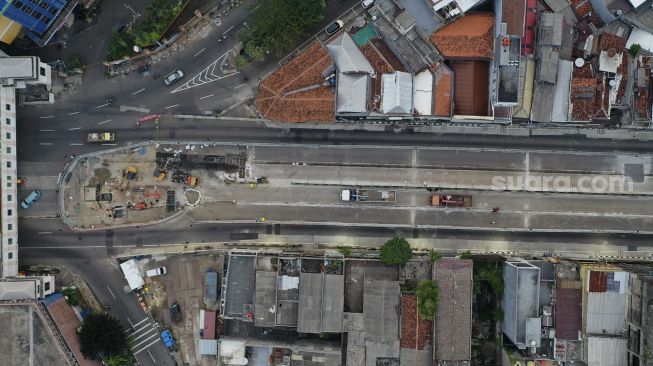 Foto udara pembangunan proyek MRT Fase 2 segmen CP203 Glodok - Kota di Kawasan Glodok, Jakarta, Minggu (19/12/2021). [Suara.com/Angga Budhiyanto]