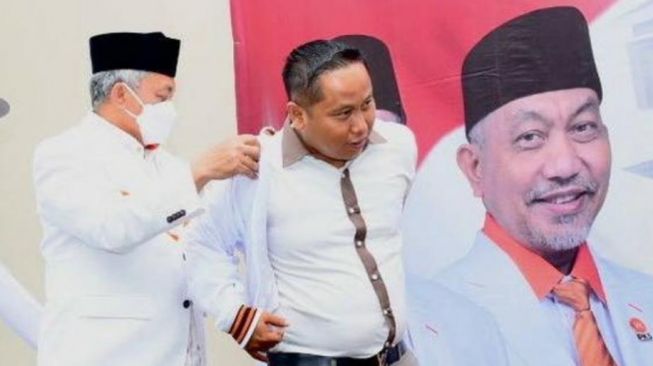 Presiden PKS Ahmad Syaikhu saat melantik Narji resmi jadi Anggota PKS, Minggu (19/12/2021)
