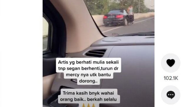 Aktor senior Agus Kuncoro mendadak buah bibir di media sosial setelah kedapatan membantu mendorong mobil yang mogok di jalan tol.  [TikTok @mukajutek]