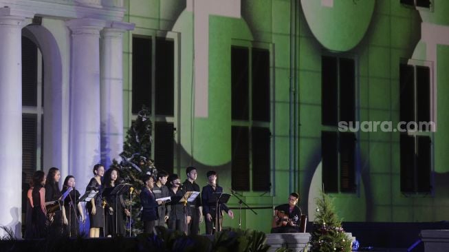 Penyanyi membawakan lagu bernuansa Natal dalam acara 'Christmas in Jakarta' di Museum Fatahillah, Kota Tua, Jakarta, Minggu (19/12/2021). [Suara.com/Angga Budhiyanto]