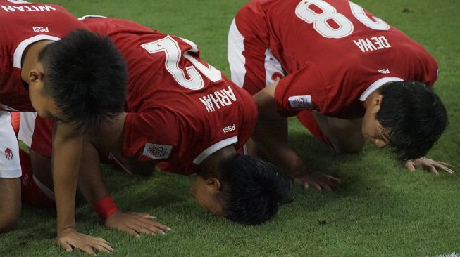 Pesepak bola Timnas Indonesia Pratama Arhan (tengah) melakukan sujud syukur dengan rekan-rekannya usai menjebol gawang Timnas Malaysia dalam pertandingan grup B Piala AFF 2020 di National Stadium, Singapura, Minggu (19/12/2021). [ANTARA FOTO/Humas PSSI]