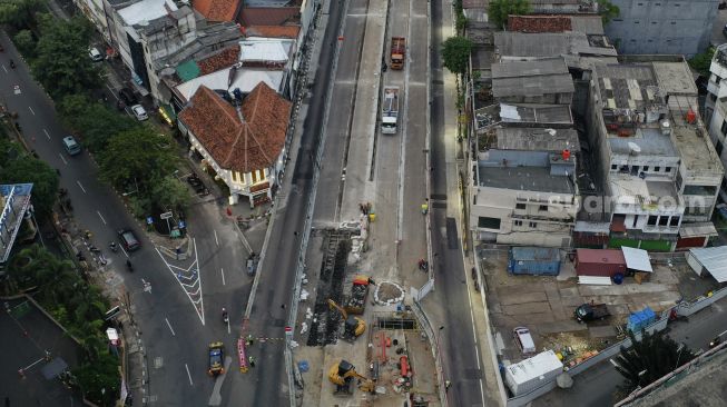 Foto udara pembangunan proyek MRT Fase 2 segmen CP203 Glodok - Kota di Kawasan Glodok, Jakarta, Minggu (19/12/2021). [Suara.com/Angga Budhiyanto]