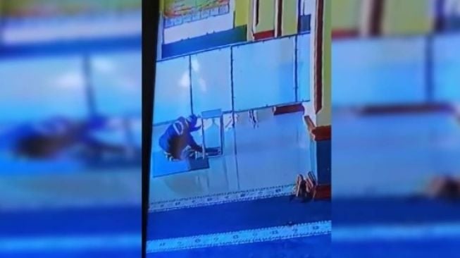 Penampilan Rapi Pakai Peci Masuk Masjid, Ternyata Pencuri Uang Kotak Amal