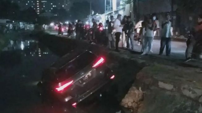 Mobil Toyota Fortuner Nyemplung Kali Cengkareng, Sopir Diduga Mengantuk