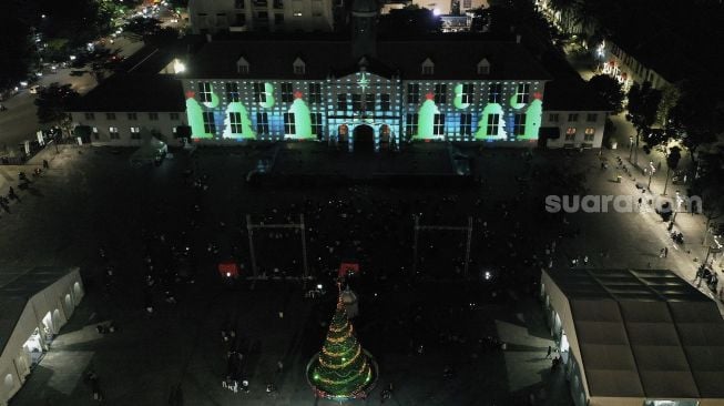 Foto aerial video mapping bernuansa Natal ditampilkan saat acara 'Christmas in Jakarta' di Museum Fatahillah, Kota Tua, Jakarta, Minggu (19/12/2021). [Suara.com/Angga Budhiyanto]