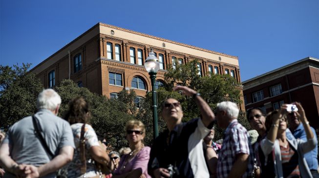 Dalam file foto yang diambil pada (10/10/2013) menunjukkan turis dari Quebec, Kanada mengunjungi lokasi pembunuhan Presiden AS John F. Kennedy di Dealey Plaza, Dallas, Texas, Amerika Serikat. [BRENDAN SMIALOWSKI / AFP]