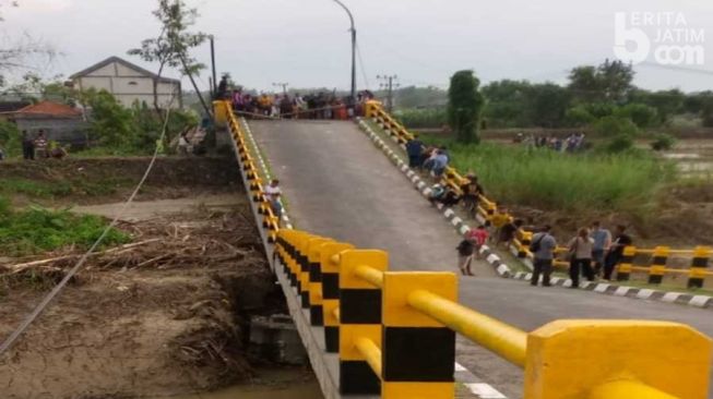 Braakk! Jembatan Ambruk Gegerkan Warga Gresik