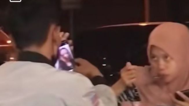 Tangkapan layar pacar sedang lihat foto cewek lain yang dikira pasangannya sedang merekam video.[TikTOk]