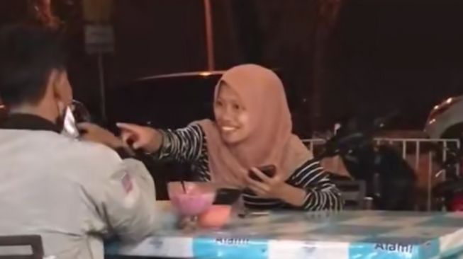 Tangkapan layar pacar sedang lihat foto cewek lain yang dikira pasangannya sedang merekam video. 