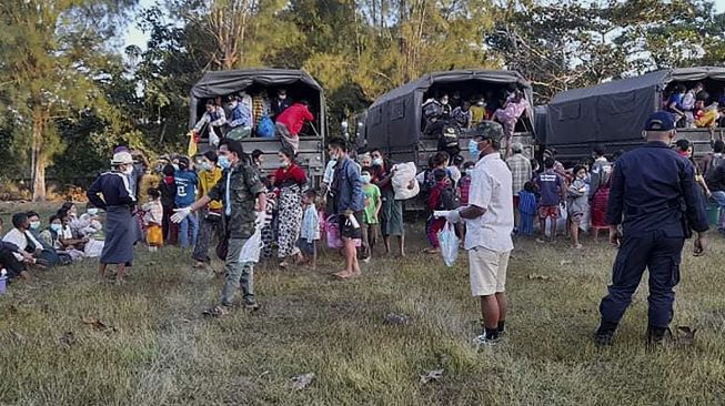 Pengungsi dari Myanmar yang melarikan diri dari gelombang kekerasan turun dari truk militer Thailand sebelum diproses di Mae Tao Phae, distrik Mae Sot, Thailand, pada (16/12/2021). [HANDOUT / METTA CHARITY / AFP]