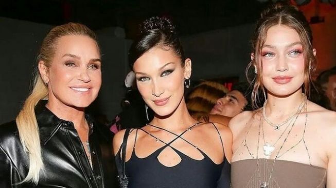 Yolanda Hadid, Bella Hadid, dan Gigi Hadid .(Instagram/@yolanda.hadid)