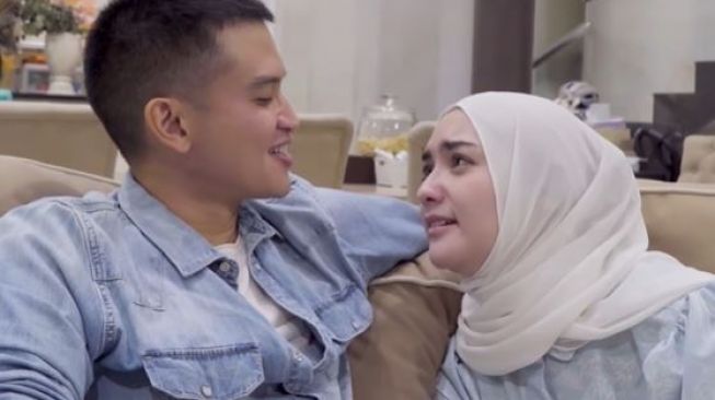 Citra Kirana cemburu Rezky Aditya ciuman. (Youtube/CikyCitraRezky)