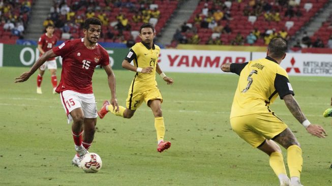 Pesepak bola Timnas Indonesia Ricky Kambuaya (kiri) berusaha melewati pesepak bola Timnas Malaysia Putera Nadher (kanan) dalam pertandingan grup B Piala AFF 2020 di National Stadium, Singapura, Minggu (19/12/2021). [ANTARA FOTO/Humas PSSI]