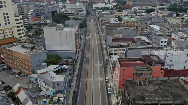 Foto udara pembangunan proyek MRT Fase 2 segmen CP203 Glodok - Kota di Kawasan Glodok, Jakarta, Minggu (19/12/2021). [Suara.com/Angga Budhiyanto]