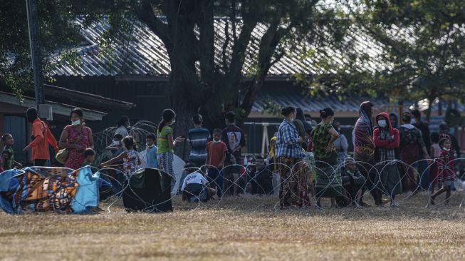 Pengungsi Myanmar yang meninggalkan rumah mereka di tengah gelombang kekerasan, berkumpul di tempat penampungan sementara di distrik Mae Sot, Thailand, pada (18/12/2021). [AFP]