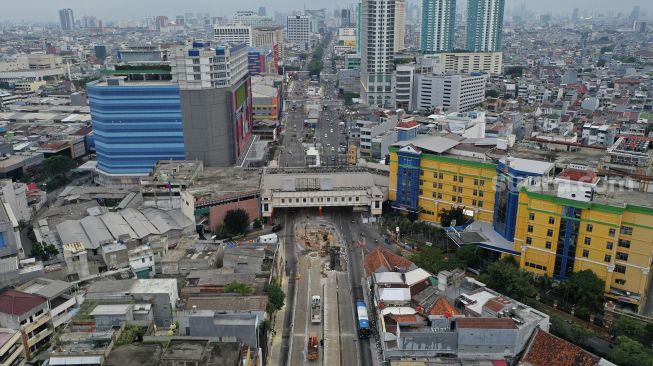 Foto udara pembangunan proyek MRT Fase 2 segmen CP203 Glodok - Kota di Kawasan Glodok, Jakarta, Minggu (19/12/2021). [Suara.com/Angga Budhiyanto]