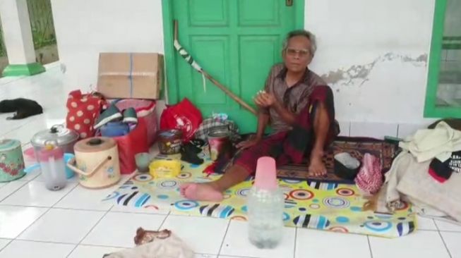 Hidup Sebatang Kara, Kakek Yaya Terpaksa Tinggal di Masjid