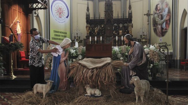 Pekerja melakukan persiapan jelang ibadah Natal, di Gereja Katedral, Jakarta, Senin (20/12/2021). [ANTARA FOTO/Reno Esnir]