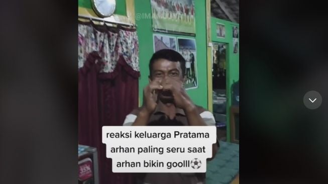 Kelaurga Pratama Arhan saat nonton bareng Timnas Indonesia vs Malaysia. [