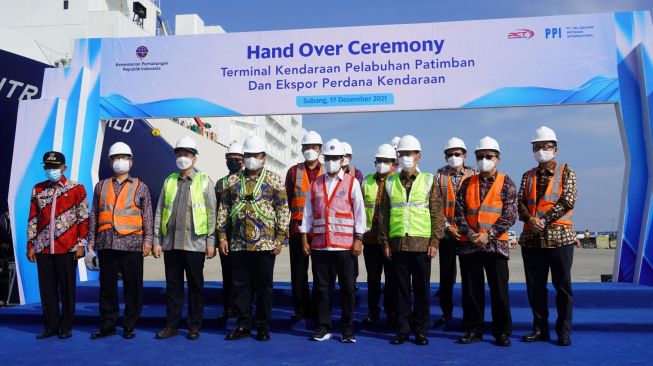 Cérémonie de remise au port de Patimban, en présence du ministre des Transports Budi Karya Sumadi, du vice-président du DPR Rahmat Gobel, du commissaire du PT PPI Chairul Tanjung, et de soirées privées [PT ADM].